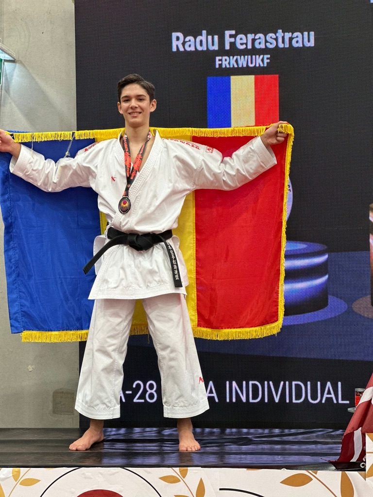 Podium cu steagul României